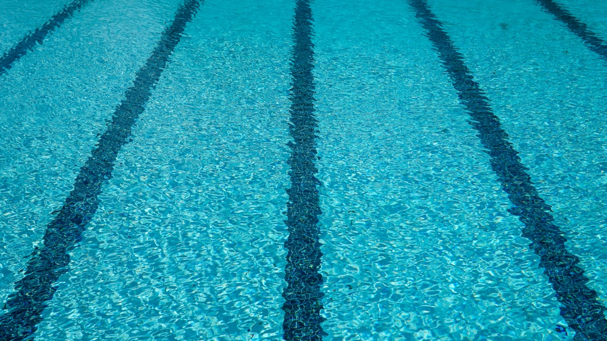 Raias de piscina com água azul cristalina