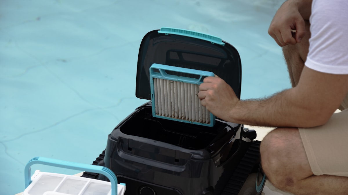 Manutenção de equipamento de piscina à beira da água