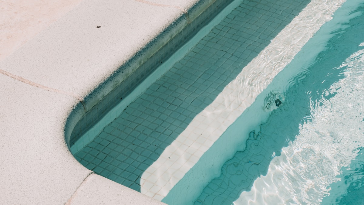 Borda de piscina em fase de construção