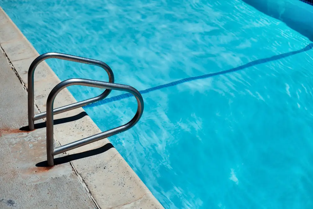 Capas de proteção e itens de segurança para piscina