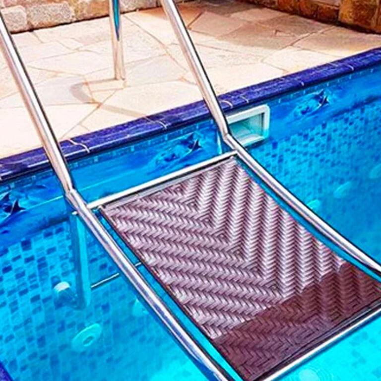 Cascatas, tobogãs e acessórios de lazer para piscina