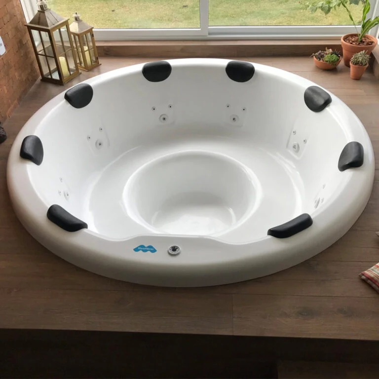 Piscina com spa aquecido, cascata e iluminação LED